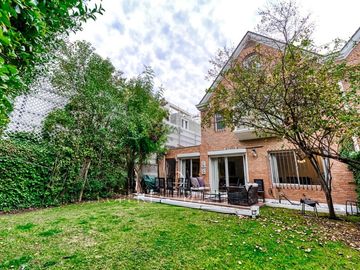 Casa Inglesa en Condominio, pasos de colegio Los Alerces y Costanera Norte