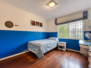 Casa Inglesa en Condominio, pasos de colegio Los Alerces y Costanera Norte