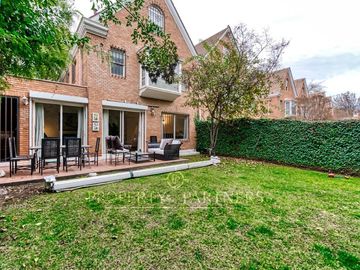 Casa Inglesa en Condominio, pasos de colegio Los Alerces y Costanera Norte
