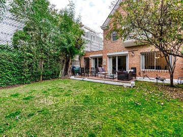 Casa Inglesa en Condominio, pasos de colegio Los Alerces y Costanera Norte