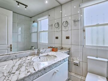 Casa Inglesa en Condominio, pasos de colegio Los Alerces y Costanera Norte