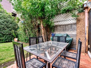 Casa Inglesa en Condominio, pasos de colegio Los Alerces y Costanera Norte