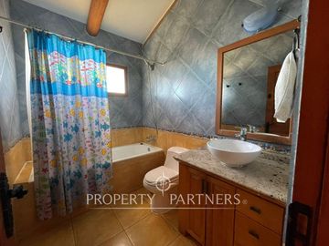 Gran Casa en Venta en La Herradura  con Vista al Mar