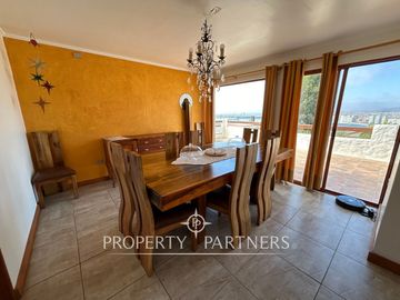 Gran Casa en Venta en La Herradura  con Vista al Mar