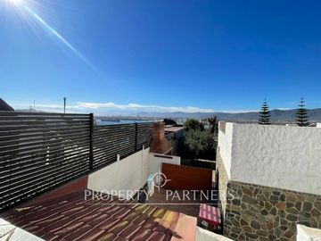 Gran Casa en Venta en La Herradura  con Vista al Mar