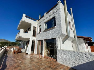 Gran Casa en Venta en La Herradura  con Vista al Mar