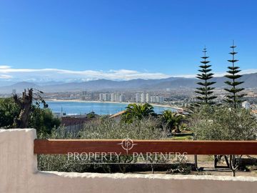 Gran Casa en Venta en La Herradura  con Vista al Mar