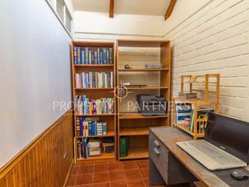 Casa de 5 dormitorios y 3 baños en villa residencial