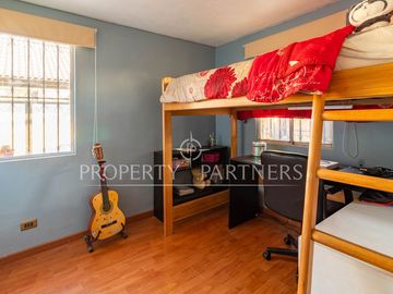 Casa de 5 dormitorios y 3 baños en villa residencial