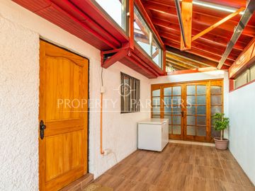 Casa de 5 dormitorios y 3 baños en villa residencial
