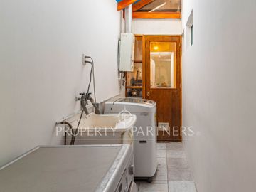 Casa de 5 dormitorios y 3 baños en villa residencial