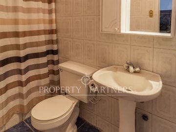 Casa de 5 dormitorios y 3 baños en villa residencial