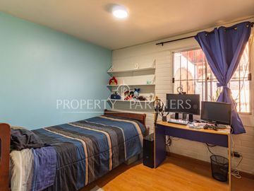 Casa de 5 dormitorios y 3 baños en villa residencial