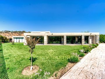 Chicureo Centro, moderna casa, gran arquitectura y paisajismo