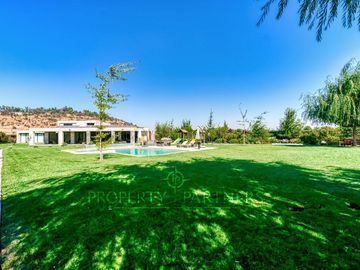 Chicureo Centro, moderna casa, gran arquitectura y paisajismo