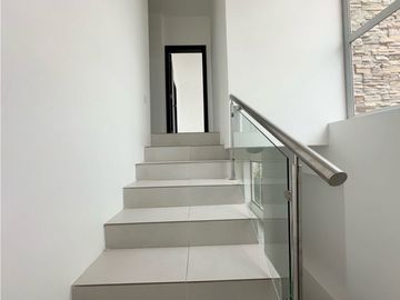 CASA EN ALQUILER  A ESTRENAR EN URBANIZACIÓN MANTA 2000, SUR DE MANTA