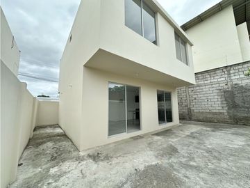 CASA EN ALQUILER  A ESTRENAR EN URBANIZACIÓN MANTA 2000, SUR DE MANTA
