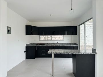 CASA EN ALQUILER  A ESTRENAR EN URBANIZACIÓN MANTA 2000, SUR DE MANTA