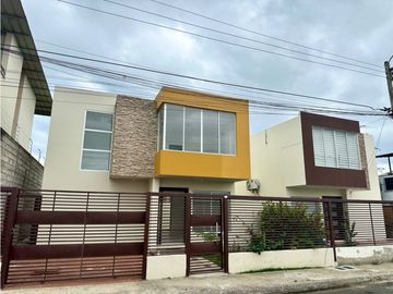 CASA EN ALQUILER  A ESTRENAR EN URBANIZACIÓN MANTA 2000, SUR DE MANTA