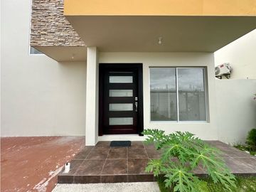 CASA EN ALQUILER  A ESTRENAR EN URBANIZACIÓN MANTA 2000, SUR DE MANTA