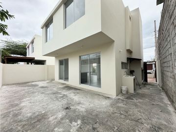 CASA EN ALQUILER  A ESTRENAR EN URBANIZACIÓN MANTA 2000, SUR DE MANTA