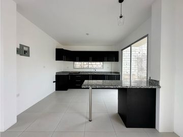 CASA EN ALQUILER  A ESTRENAR EN URBANIZACIÓN MANTA 2000, SUR DE MANTA