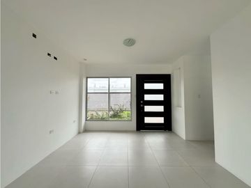 CASA EN ALQUILER  A ESTRENAR EN URBANIZACIÓN MANTA 2000, SUR DE MANTA