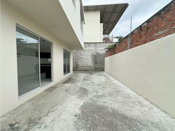 CASA EN ALQUILER  A ESTRENAR EN URBANIZACIÓN MANTA 2000, SUR DE MANTA
