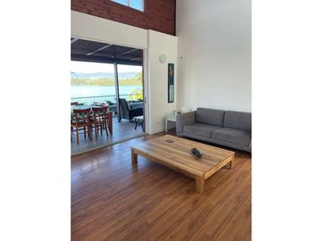 Venta de Casa Campestre en El Peñol Guatape