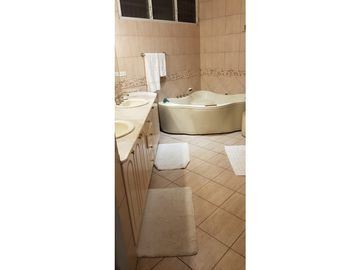 Venta o alquiler: Casa con piscina en Hato Pintado