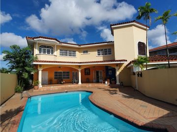 Venta o alquiler: Casa con piscina en Hato Pintado