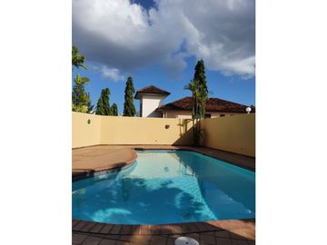 Venta o alquiler: Casa con piscina en Hato Pintado