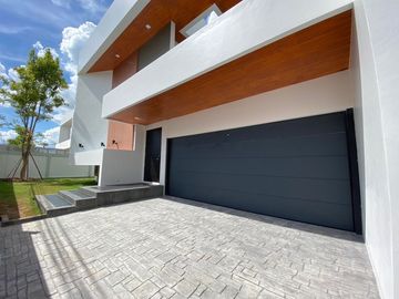 Minimal Luxury 5 Bed 4 Bath @ The Pinnacle Koolpunt Ville 17