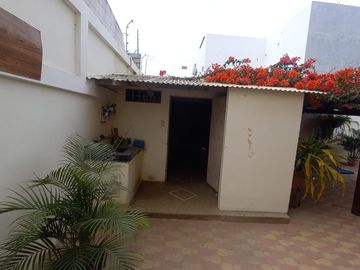 VENTA DE CASA AMPLIA ESQUINERA EN SALINAS SECTOR SOLYMAR (CMC)