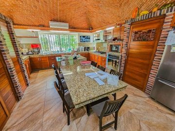 Casa Tradicional tipo Hacienda  · Terreno 3000M2 · Alberca · Casa de Huéspedes