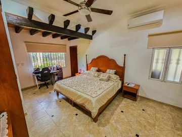 Casa Tradicional tipo Hacienda  · Terreno 3000M2 · Alberca · Casa de Huéspedes