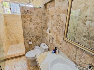 Casa Tradicional tipo Hacienda  · Terreno 3000M2 · Alberca · Casa de Huéspedes