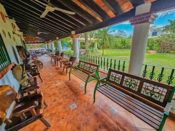 Casa Tradicional tipo Hacienda  · Terreno 3000M2 · Alberca · Casa de Huéspedes