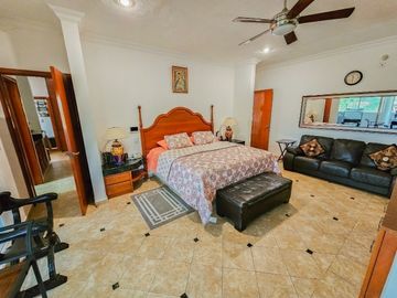 Casa Tradicional tipo Hacienda  · Terreno 3000M2 · Alberca · Casa de Huéspedes