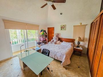 Casa Tradicional tipo Hacienda  · Terreno 3000M2 · Alberca · Casa de Huéspedes