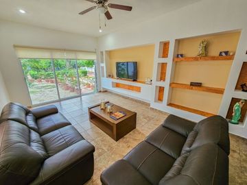 Casa Tradicional tipo Hacienda  · Terreno 3000M2 · Alberca · Casa de Huéspedes