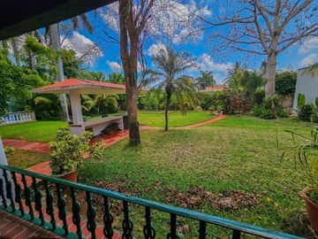 Casa Tradicional tipo Hacienda  · Terreno 3000M2 · Alberca · Casa de Huéspedes