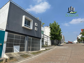 Venta de Casa en Cumbres Xalapa, 4 recámaras, Roof Garden