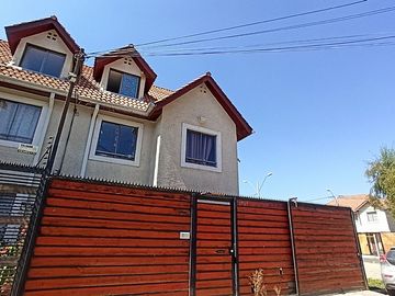 SE VENDE HERMOSA CASA EN MAIPÚ, VILLA PORTAL EL BOSQUE.