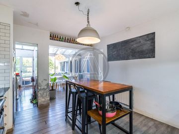 Casa 5 ambientes con terraza, parque y piscina en venta - Beccar