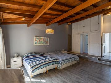 Casa 5 ambientes con terraza, parque y piscina en venta - Beccar