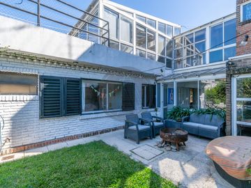 Casa 5 ambientes con terraza, parque y piscina en venta - Beccar