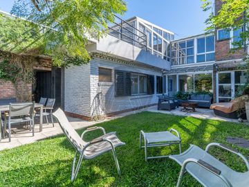 Casa 5 ambientes con terraza, parque y piscina en venta - Beccar
