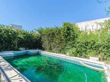 Casa 5 ambientes con terraza, parque y piscina en venta - Beccar