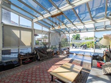 Casa 5 ambientes con terraza, parque y piscina en venta - Beccar